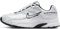NIKE Damen Initiator Sneaker, White/Metallic Silver/White/Bl, 37.5 EU
