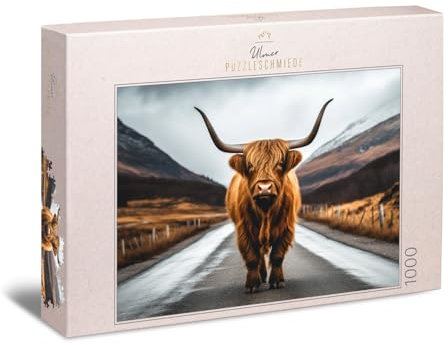 Ulmer Puzzleschmiede - 1000 Teile Tier-Puzzle „Highland Road“ - Das mächtige Hochlandrind schreitet auf der Straße nach Glencoe in den schottischen Highlands – Puzzle-Qualität Made in Germany
