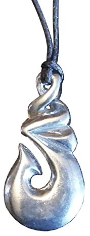 Maori Fischhaken-Anhänger: handgefertigter Zinn, verstellbare Kordel, Surfer-Halskette von William Sturt – Tribal-inspiriert, Neuseeland Heritage, Zinn