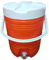 COSE DA CASA Thermos Borraccia Termica 9 Litri con Rubinetto e Maniglia Contenitore Frigo Acqua in Plastica Bocca Larga Tappo e Contenitore Porta Oggetti – 3 Colori Disponibili (arancione)