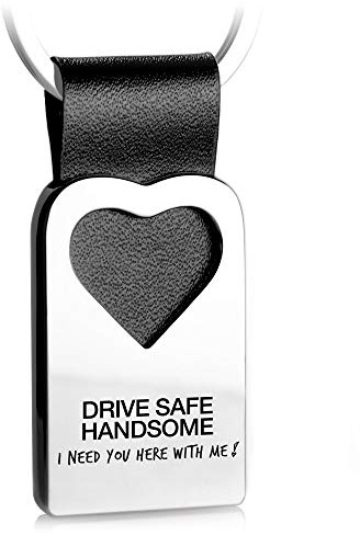 FABACH Herz Schlüsselanhänger mit Gravur aus Leder - Auto Glücksbringer Anhänger Fahr vorsichtig - Drive safe handsome I need you here with me