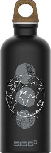 SIGG - Alu Trinkflasche - Traveller MyPlanet Direction Motiv - Klimaneutral Zertifiziert - kohlensäurehaltige Getränke - Auslaufsicher - Federleicht - BPA-frei - Outdoor & Yoga - Mattes Schwarz - 0,6L