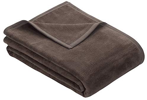 Ibena Berlin Wolldecke 150x200 cm - Premium Kuscheldecke Natur, hochwertige Markenqualität aus pflegeleichter Baumwollmischung mit eingenähtem Kunstlederpatch
