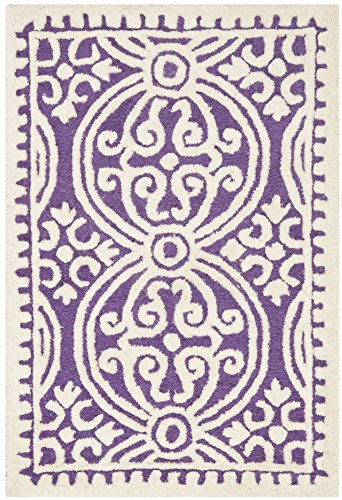 SAFAVIEH Traditionell Teppich für Wohnzimmer, Esszimmer, Schlafzimmer - Cambridge Collection, Kurzer Flor, Lila und Elfenbein, 61 x 91 cm