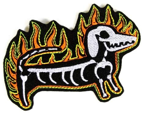 Skelett Bügelbild Dackel mit Flammen Flicken 9 x 13 cm Aufnäher Hund Patch Feuer Aufbügler Halloween Kostüm Aufnäher zum aufbügeln für Fasching Karneval