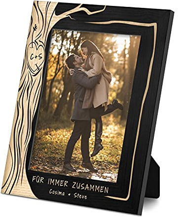 Maverton Fotorahmen mit Aufdruck - aus Naturholz - personalisiert - mit Fuß und Anhänger - individueller Aufdruck - Geschenk für Paare - Hochzeitsgeschenk -27,5 x 21,5 cm - Baum