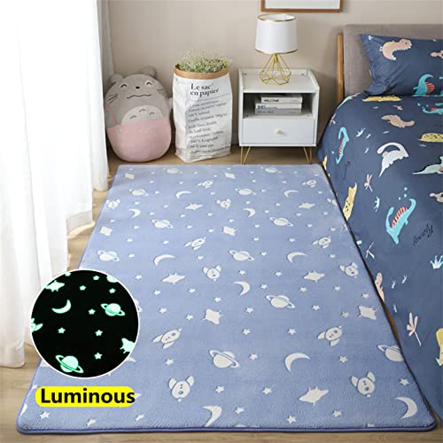 LOMDEM Plüsch Glühen im Dunklen Teppich, Sterne Mond Astronaut Muster Area Rug Jungen Mädchen Rosa Blau Schlafzimmer Glühen im Dunklen Bett Teppich Dicke Bodenmatte Waschbar (Blau,120x200 cm)