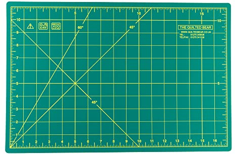 The Quilted Bear Tapis de coupe A3 - Tapis de couture et de quilting de qualité supérieure à cinq couches, autoguérissant, 12 x 18 (A3) avec marquage des angles à 60 et 45 degrés (Vert)