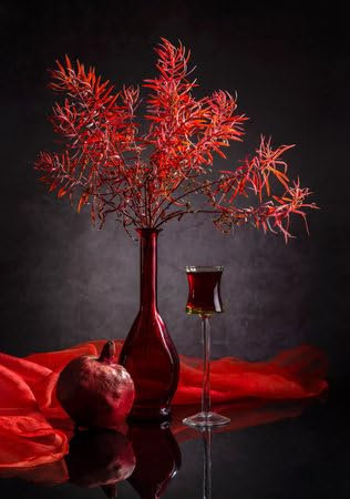 adrium Acryl-Bild 40 x 60 cm: Herbstzweig mit roten Blättern, Granatapfel und Schnaps in einem Glas auf dunklem Hintergrund. Modernes Stillleben. (202278145)