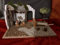 adam Weihnachtskrippe Krippenstall, Unikat, mit Fontanini Figuren, 6,5 cm Höhe, Stall 30x20x15 cm mit Lagerfeuer 3,5 V.
