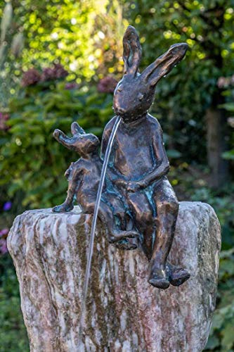 IDYL Rottenecker Bronze-Skulptur Hasenpaar auf Rosario wasserspeiend | 46x28x40 cm | Wasserspeier aus Bronze handgefertigt | Gartenskulptur |Teich-Dekoration | Hochwertiges Kunsthandwerk | Wetterfest