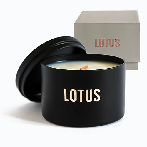 LOTUS | Duftkerze aus Sojawachs (200g). Vegane Kerze mit Holzdocht in Dosen – Handgefertigte Sojawachs Kerze mit verführerischem Duft (Vanille)