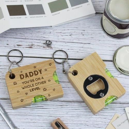 Lot de 2 porte-clés en bois avec décapsuleur en forme de niveau à bulle pour papa, outil multifonction personnalisé, cadeau de fête des pères, d'anniversaire, vous êtes sur un tout autre niveau