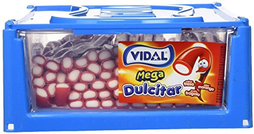 Vidal Golosinas Mega Dulcitar. Regaliz relleno tamaño XL con intenso sabor a fresa. Color rojo y su interior blanco. Bandeja 70 unidades.