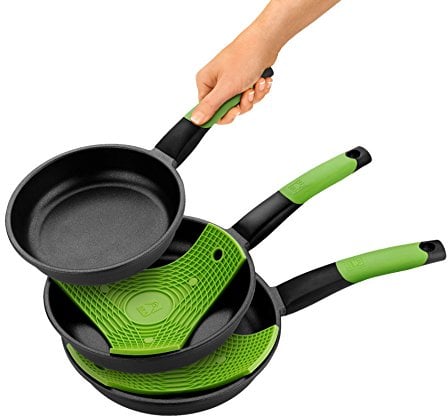 BRA Prior - Set de 3 Sartenes, Aluminio Fundido Antiadherente, Incluye Dos Salvamanteles Safe Verdes, Aptas para Todo Tipo de Cocinas Incluida Inducción, 18-22-26 cm