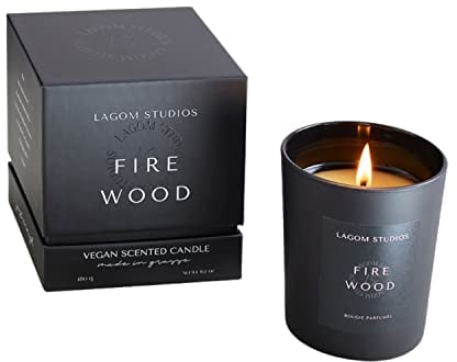 LAGOM STUDIOS vegane Duftkerze mit Sojawachs 180 g und Baumwolldocht | sinnlicher Raumduft Kaminfeuer für ein gemütliches und wohlriechendes Zuhause | Brenndauer bis zu 45 Stunden