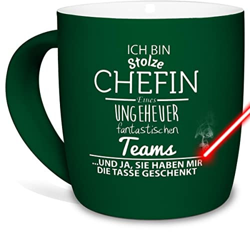 Tasse Mit Gravur und Spruch - Stolze Chefin Eines Fantastischen Teams - Geschenk für Die Beste Chefin, Keramik Außen Gummiert, Grün, 300 ml Mit Lasergravur