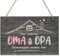 COLOFALLA 30 x 20cm Oma Opa Geschenk Weihnachten Geschenke Oma Opa Schild Oma Opa Deko Pension Geschenk Rente Geschenk Hier Wohnen Oma Opa Muttertag Geschenk Geburtstag Geschenk Oma Opa