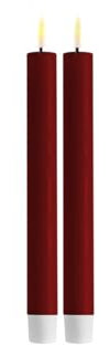 ReWu LED Stabkerze 2er Deluxe Homeart, Indoor LED-Stabkerze mit realistischer Flamme auf einem Echtwachsspiegel, warmweißes Licht - Bordeaux Stabkerze 24 cm