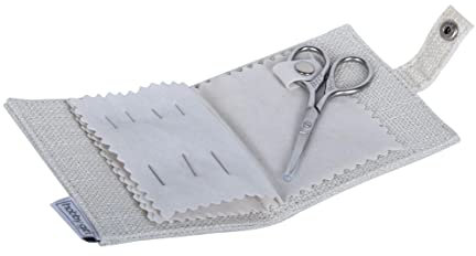 Hobby Gift Nadeletui – 5 Nähnadeln, 4 Sicherheitsnadeln, 3 Nadeln und Schere im Lieferumfang enthalten – 100% Baumwolle – Aufbewahrung für scharfe Spitzen – 2,5 x 9,5 x 11,5 cm – natürliche Erdbeeren