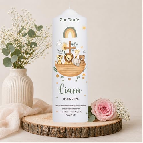 Personalisierte Taufkerze mit einem Taufspruch zur Arche Noah. Diese liebevoll gestaltete Stumpenkerze ist ein besonderes Geschenk zur Taufe und eignet sich perfekt als Patengeschenk.
