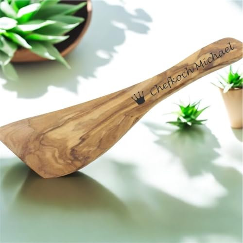 Kochlöffel aus Olivenholz personalisiert mit Gravur Chefkoch Lehrer/in mit Herz Küchenhelfer (Pfannenwender geschwungen Olivenholz 25 cm)