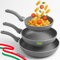 BAKAJI Set 3 Padelle Primolla Diametro 20-24 - 28 cm, Rivestimento Effetto Pietra Antiaderente Pfoa Free per Cottura Omogenea, Manico Atermico Cool Touch, Ideale per Fornelli a Gas, Made in Italy