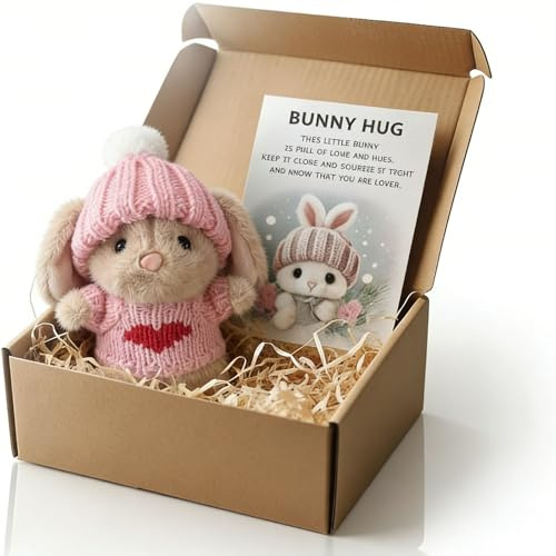 Mini Bunny Hug Cute Easter Gift, 2026 Neu Mini Bunny Hug Niedliches Ostergeschenk, Osterhasen Deko with Knitted Hat Inspirational Card Easter Plush Bunny, Ostern Geschenke (Rosa)