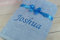 ★ Handtücher Set 2-TLG. - Duschtuch 70x140 + Handtuch 50x100 mit Namen Bestickt ★ Geschenk ★ Badetuch ★ 500 g/m2 ★ 100% Baumwolle ★ SUPER QUALITÄT ★ (2-TLG. - 70x140 cm + 50x100 cm, Hellblau)