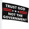 Geers Flagge für Wohnheim, lustig, 90 x 150 cm, Trust God Not The Government, Wandteppich, mit Messingösen, langlebig, lichtbeständig, für den Innen- und Außenbereich, Schwarz