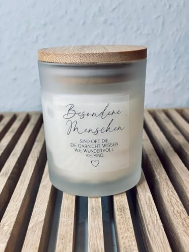 Handgemachte Sojawachs Kerze im Glas mit Holzdeckel und besondere Menschen sind oft die, die garnicht wissen, wie wundervoll sie sind