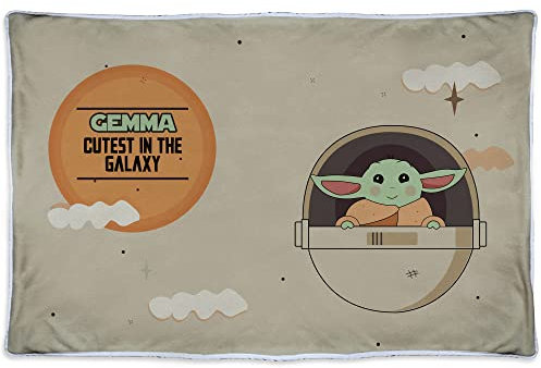 Baby-Yoda-Decke, personalisiert mit Name/Text. Verschiedene Größen. Personalisierte Geek-Geschenke. Personalisierte Polar-Fleecedecke. Öko-Tex-zertifiziertes Gewebe. 80X125cm. Baby Yoda Wärmedecke