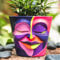 AmiCera Pot de fleurs abstrait avec tête arc-en-ciel, pot de fleurs unique, grand avec visage et drainage, pot de fleurs éclectique pour chambre d'extérieur, décoration d'intérieur colorée et