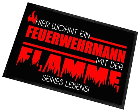 Fußmatte | Türmatte mit Spruch | 60x40cm | Hier wohnt Feuerwehrmann mit der Flamme seines Lebens! | für innen und außen | Vorleger für die Haustür / Flur | Geschenk zur ersten Wohnung | Einweihung