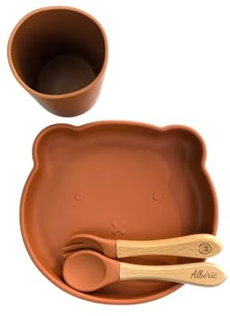 Ensemble repas ludique pour enfant : Set personnalisé avec assiette, couverts et verre en forme d'ours, le tout dans une adorable teinte ocre, rendant les repas joyeux et mémorables.