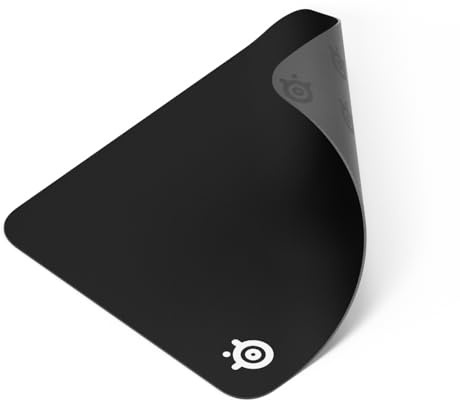 SteelSeries QcK Mouse pad da gioco in tessuto, Superficie microtessuta esclusiva, Ottimizzato per i sensori di gioco, Dimensioni M (320mm x 270mm x 2mm)