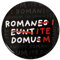 Elbenwald Button mit Romani ITE Domum Motiv für Monty Python Fans Ø 3,5 cm Schwarz Weiß Rot