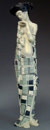 Skulptur - Gerti Schiele in kariertem Tuch - H 30 cm, Resin, Museumsshop Kollektion nach Egon Schiele #01