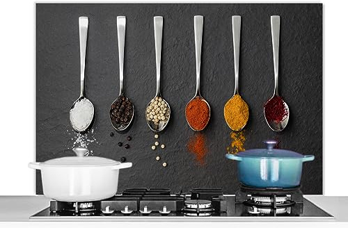 KitchenYeah© Küchenrückwand Platte Spritzschutz Küche Deko Aluminium Platte Spritzschutz Herd Alternative für GlasplatteGewürze - Löffel - Tisch - Rustikal - Kräuter - 100x65 cm