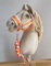 Hobby Horse Set: Kante A3 mit weißem Fell + Strick - neon-orange/weiß