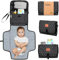 Baby Windelwechselkissen - Tragbar Wasserdicht Windelwechselmatte - Faltwindelwechselstation - Reise Windelwechselkissen - Kupplung Wechseln - Abnehmbare Kinderwagenhaken - Babygeschenk (Black Geo)