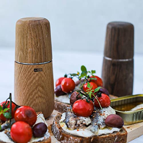 AdHoc Yono Gewürzmühlen Set (2 Stück) – Salz- & Pfeffermühle aus Eichenholz mit langlebigem Keramikmahlwerk, stufenlos einstellbar, modernes Design für Küche & Esstisch, 15 cm