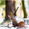 Wallario Design-Wanduhr Neugieriges Eichhörnchen im verschneiten Wald aus Glas, Motiv-Uhr Größe 30 x 30 cm, Schwarze Zeiger