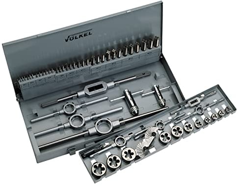 VÖLKEL Handgewindebohrer + Schneideisen 54-tlg. Satz | Gewindeschnedier Set Profi M3 – M20 | Gewindebohrer, Schneideisen, Windeisen, Schneideisenhalter & Werkzeughalter in Metall-Kassette