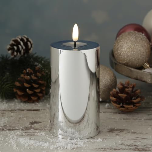 MARELIDA LED Kerze silber glänzend festliche Kunststoff Stumpenkerze mit Timer flackernd Batterieberieben für Innenbereich (D: 7,5cm - H: 15cm)