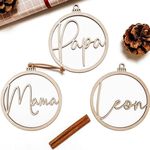 Weihnachtskugel personalisiert mit Name aus Holz als Geschenk zu Weihnachten Christbaumkugel Anhänger als Weihnachtsschmuck Deko Geschenkanhänger