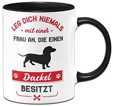 Tassenbrennerei Original - Hunde Tasse mit Spruch Leg dich niemals mit einer Frau an, die einen Dackel besitzt - Kaffeetasse lustig (Schwarz, Dackel)