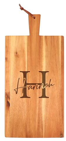 AMAVEL Großes Schneidebrett mit Griff und Lederband, Personalisiertes Holz Küchenbrett mit Gravur, Servierbrett mit gewünschter Initialen Gravur, Grillbrett, Brotzeitbrett