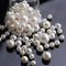 YIEUR 99 Stück Perlen groß Weiß, 10/15/20/25mm gemischte Bastelperlen mit Loch zum Basteln, Lose Kunst pearl Acryl perlenhochzeit für Armbänder Hallskette Deko Handwerk Schmuckherstellung (beige)