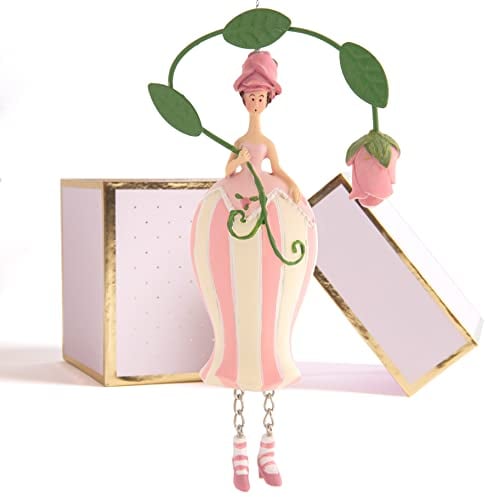 ROSEMARIE SCHULZ Heidelberg Blumenmädchen Figur Pompadour Rosen Dekofigur zum Hängen Geschenkbox Kunstblume zum Aufhängen Blumenampel innen Deko Sommer